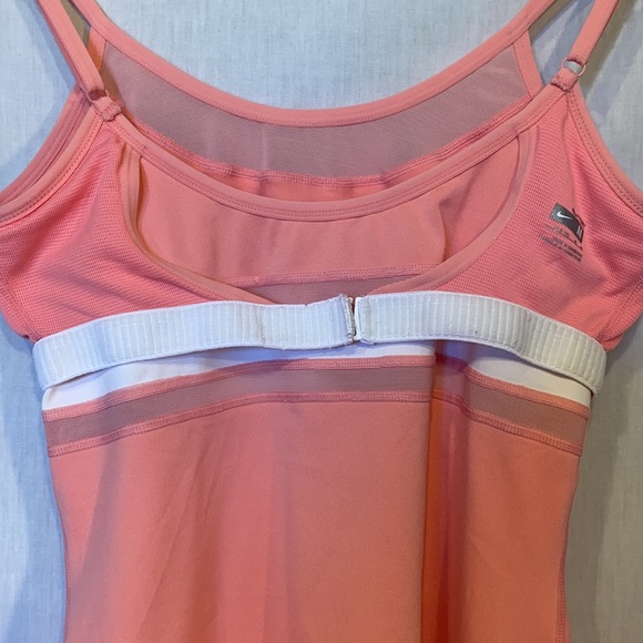 Nike Workout Top. Size Med. - Picture 4 of 8